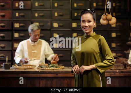 Femme asiatique aidant son père dans le Drug Store Banque D'Images