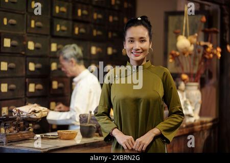 Femme asiatique travaillant dans Drug Store Banque D'Images