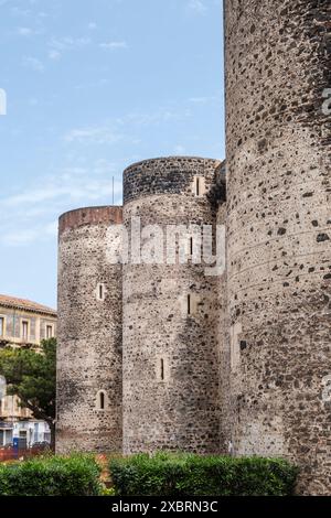 Castello Ursino, une imposante forteresse médiévale à Catane, Sicile. Il a été construit par l'empereur Frédéric II entre 1239 et 1250 Banque D'Images