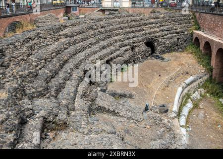 Rangées de sièges en pierre dans l'amphithéâtre romain 2c AD dans le centre de Catane, Sicile, Italie Banque D'Images