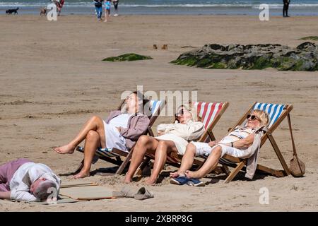 Vacanciers se relaxant sur la plage de Towan à marée basse à Newquay en Cornouailles au Royaume-Uni. Banque D'Images