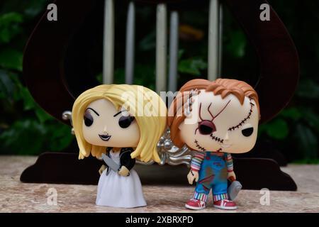 Figurines d'action Funko Pop de Tiffany et Chucky des films d'horreur Child's Play. Poupées tueuses, palais miniature avec colonnes. Banque D'Images