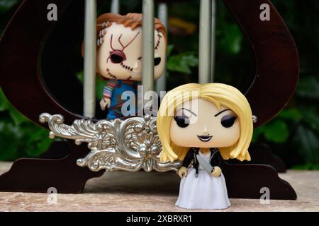 Figurines d'action Funko Pop de Tiffany et Chucky des films d'horreur Child's Play. Poupées tueuses, bars de prison vintage, palais miniature avec colonnes. Banque D'Images