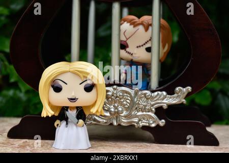 Figurines d'action Funko Pop de Tiffany et Chucky des films d'horreur Child's Play. Poupées tueuses, bars de prison vintage, palais miniature avec colonnes. Banque D'Images