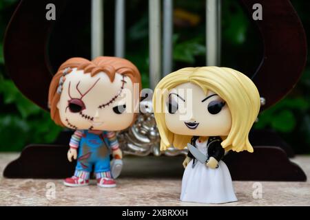 Figurines Funko Pop de Chucky et Tiffany des films d'horreur Child's Play. Poupées tueuses, palais miniature avec colonnes. Banque D'Images