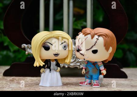 Figurines d'action Funko Pop de Tiffany et Chucky des films d'horreur Child's Play. Poupées tueuses, palais miniature avec colonnes. Banque D'Images