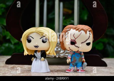 Figurines d'action Funko Pop de Tiffany et Chucky des films d'horreur Child's Play. Poupées tueuses, palais miniature avec colonnes. Banque D'Images