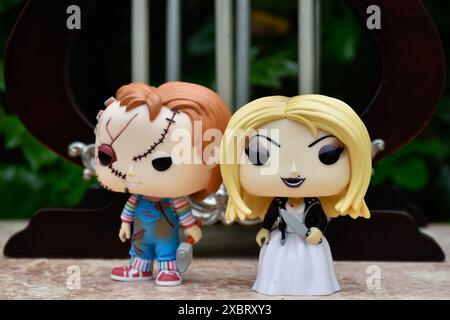 Figurines Funko Pop de Chucky et Tiffany des films d'horreur Child's Play. Poupées tueuses, palais miniature avec colonnes. Banque D'Images