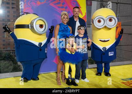 NEW YORK, NEW YORK - 09 JUIN : Nate Cabral, Danielle Cabral et les enfants assistent à la première de 'Despicable me 4' New York au Jazz at Lincoln Center le 9 juin 2024 à New York. Banque D'Images