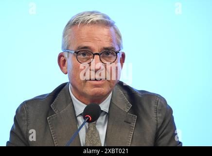 13 juin 2024, Bade-Württemberg, Stuttgart : Thomas Strobl (CDU), ministre de l'intérieur du Bade-Württemberg, prend la parole devant le parlement de l'État lors de la présentation du rapport de 2023 sur la protection de la Constitution. Photo : Bernd Weißbrod/dpa Banque D'Images