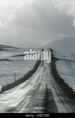 Route de montagne glacée menant dans les nuages Banque D'Images