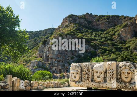 Site archéologique de Myra à Demre, Turquie. L'ancienne ville de Myra est particulièrement célèbre pour ses tombes rupestres de l'époque lycienne et son théâtre de l'époque romaine Banque D'Images