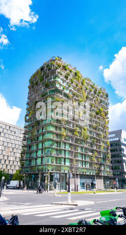 Paris, France, 12 juin 2024, bâtiment moderne couvert de filet, éditorial seulement. Banque D'Images