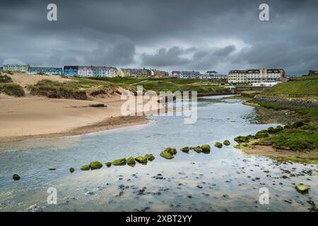 La rivière NEET Strat footing à la mer sur la côte de Bude en Cornouailles au Royaume-Uni. Banque D'Images