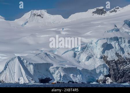 Graham passage, péninsule Antarctique - 1er février 2024. En utilisant les Zodiacs, croisière touristique antarctique autour des eaux du passage Graham, dans la péninsule antarctique Banque D'Images