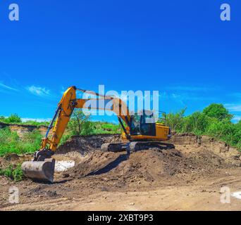 Excavatrice sur chenilles, équipement de terrassement. Défrichement, creusement de fondations, travaux de construction Banque D'Images