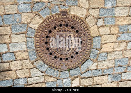 Le couvercle d'égout sur une rue, égouts, à Kutna Hora, République tchèque, 13 avril, 2024. (CTK photo/Libor Sojka) Banque D'Images