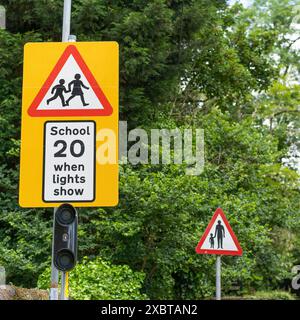 Contrôle de la vitesse de circulation scolaire, 20 mph, enfants traversant. Banque D'Images