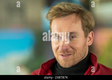 Munich, Allemagne. 13 juin 2024. L'acteur Samuel Koch après avoir présenté le programme de la Münchner Kammerspiele pour la saison 2024/2025. Crédit : Peter Kneffel/dpa/Alamy Live News Banque D'Images