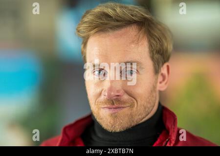 Munich, Allemagne. 13 juin 2024. L'acteur Samuel Koch après avoir présenté le programme de la Münchner Kammerspiele pour la saison 2024/2025. Crédit : Peter Kneffel/dpa/Alamy Live News Banque D'Images