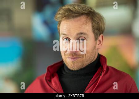 Munich, Allemagne. 13 juin 2024. L'acteur Samuel Koch après avoir présenté le programme de la Münchner Kammerspiele pour la saison 2024/2025. Crédit : Peter Kneffel/dpa/Alamy Live News Banque D'Images