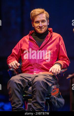 Munich, Allemagne. 13 juin 2024. L'acteur Samuel Koch après avoir présenté le programme de la Münchner Kammerspiele pour la saison 2024/2025. Crédit : Peter Kneffel/dpa/Alamy Live News Banque D'Images