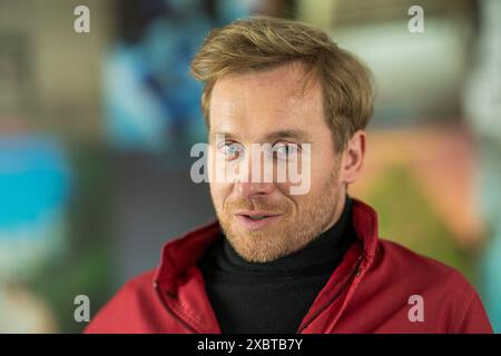 Munich, Allemagne. 13 juin 2024. L'acteur Samuel Koch après avoir présenté le programme de la Münchner Kammerspiele pour la saison 2024/2025. Crédit : Peter Kneffel/dpa/Alamy Live News Banque D'Images