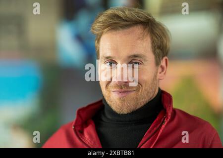 Munich, Allemagne. 13 juin 2024. L'acteur Samuel Koch après avoir présenté le programme de la Münchner Kammerspiele pour la saison 2024/2025. Crédit : Peter Kneffel/dpa/Alamy Live News Banque D'Images