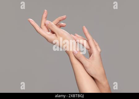 Gros plan des mains féminines Banque D'Images