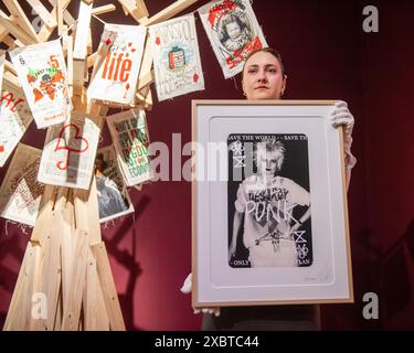 Londres, Angleterre, Royaume-Uni. 13 juin 2024. Dame Vivienne Westwood (1941-2022), 'The Big Picture' - les cartes à jouer de Vivienne. Estimation : GBP 30 000 ''“ GBP 50 000. Christie's vendra aux enchères la garde-robe personnelle de Vivienne Westwood du 14-24 au 30 juin à King Street à Londres, au profit de la Fondation Vivienne, Amnesty International et médecins sans FrontiÃ¨RES. (Crédit image : © Thomas Krych/ZUMA Press Wire) USAGE ÉDITORIAL SEULEMENT! Non destiné à UN USAGE commercial ! Banque D'Images