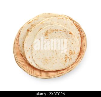 Savoureuses tortillas maison dans un panier en osier isolé sur blanc, vue de dessus Banque D'Images