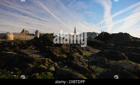 Plage de Sant Malo par temps ensoleillé à marée basse avec beau ciel bleu Banque D'Images