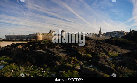 Plage de Sant Malo par temps ensoleillé à marée basse avec beau ciel bleu Banque D'Images