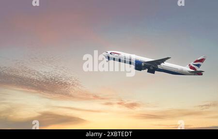 British Airways Boeing 777-236, volant au coucher du soleil, Banque D'Images