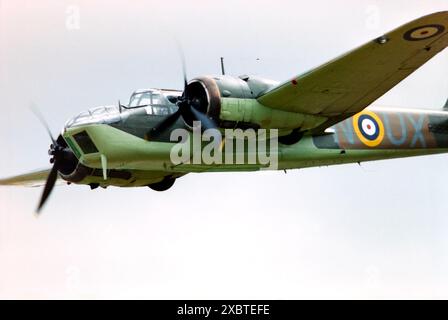 Bristol Blenheim IV R3821, G-BPIV, dans le schéma de couleurs de la Royal Air Force comme UX-N. Il vole pour la première fois après la restauration à Duxford le 28 mai 1993 et est exposé à des spectacles aériens jusqu'à être gravement endommagé lors d'un atterrissage lourd à Duxford en août 2003. La cellule a été reconstruite au fil du temps avec un nez MkI court et a volé à nouveau en 2014 sous le nom de L6739. Vol au spectacle aérien de Duxford en mai 2002 Banque D'Images