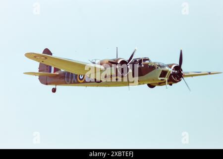 Bristol Blenheim IV R3821, G-BPIV, dans le schéma de couleurs de la Royal Air Force comme UX-N. Il vole pour la première fois après la restauration à Duxford le 28 mai 1993 et est exposé à des spectacles aériens jusqu'à être gravement endommagé lors d'un atterrissage lourd à Duxford en août 2003. La cellule a été reconstruite au fil du temps avec un nez MkI court et a volé à nouveau en 2014 sous le nom de L6739. Vol au spectacle aérien de Duxford en mai 2002 Banque D'Images