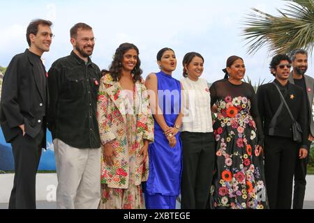 Cannes, France. 24 mai 2024. Julien Graff, Thomas Hakim, Kani Kusruti, Divya Prabha, Payal Kapadia, Chhaya Kadam, Hridhu Haroon et Zico Maitra, à la conférence photo All We Imagine as Light du 77e Festival de Cannes. Crédit : Doreen Kennedy/Alamy Banque D'Images