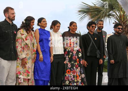 Cannes, France. 24 mai 2024. Julien Graff, Thomas Hakim, Kani Kusruti, Divya Prabha, Payal Kapadia, Chhaya Kadam, Hridhu Haroon et Zico Maitra, à la conférence photo All We Imagine as Light du 77e Festival de Cannes. Crédit : Doreen Kennedy/Alamy Banque D'Images