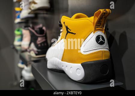 Les chaussures de basket-ball Nike Jordan Series sont exposées dans un centre commercial. Minsk, Biélorussie - 12 juin 2024 Banque D'Images