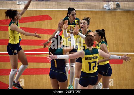 Hong Kong, Chine. 13 juin 2024. Les joueuses du Brésil célèbrent le but lors du match préliminaire entre l'Allemagne et le Brésil à la Women's Volleyball Nations League 2024 Hong Kong à Hong Kong, Chine du Sud, le 13 juin 2024. Crédit : LO Ping FAI/Xinhua/Alamy Live News Banque D'Images