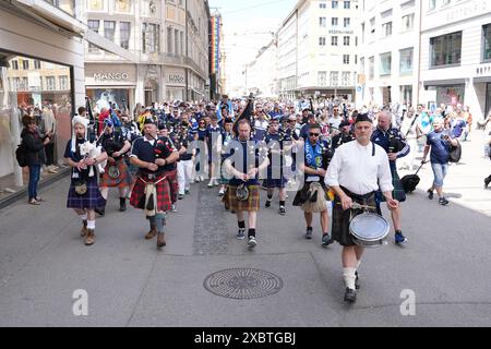 Cornadeurs écossais marchant d'Odeonsplatz à Marienplatz. L'Écosse affrontera l'Allemagne demain dans l'ouverture de l'Euro 2024. Date de la photo : jeudi 13 juin 2024. Banque D'Images