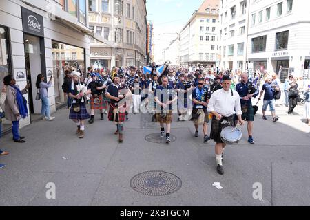 Cornadeurs écossais marchant d'Odeonsplatz à Marienplatz. L'Écosse affrontera l'Allemagne demain dans l'ouverture de l'Euro 2024. Date de la photo : jeudi 13 juin 2024. Banque D'Images