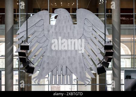 Deutscher Bundestag Der Bundesadler im Plenarsaal des Deutschen Bundestags, Berlin, 13.06.2024. Berlin Berlin Deutschland *** Bundestag allemand L'aigle fédéral dans la chambre plénière du Bundestag allemand, Berlin, 13 06 2024 Berlin Berlin Allemagne Banque D'Images