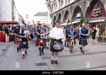 Cornadeurs écossais marchant de Odeonsplatz à Marienplatz, Munich. L'Écosse affrontera l'Allemagne demain dans l'ouverture de l'Euro 2024. Date de la photo : jeudi 13 juin 2024. Banque D'Images