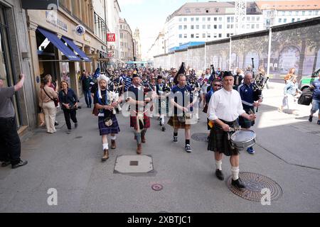 Cornadeurs écossais marchant de Odeonsplatz à Marienplatz, Munich. L'Écosse affrontera l'Allemagne demain dans l'ouverture de l'Euro 2024. Date de la photo : jeudi 13 juin 2024. Banque D'Images