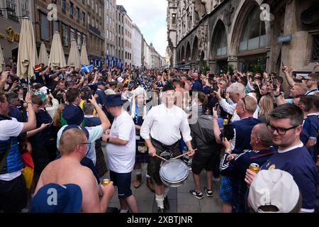 Cornadeurs écossais marchant de Odeonsplatz à Marienplatz, Munich. L'Écosse affrontera l'Allemagne demain dans l'ouverture de l'Euro 2024. Date de la photo : jeudi 13 juin 2024. Banque D'Images