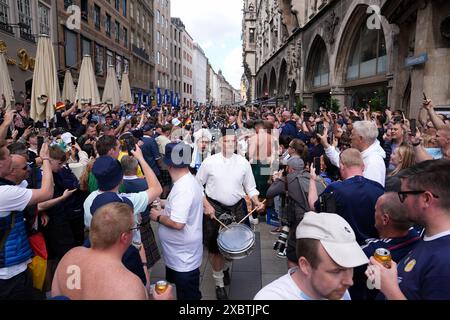 Cornadeurs écossais marchant de Odeonsplatz à Marienplatz, Munich. L'Écosse affrontera l'Allemagne demain dans l'ouverture de l'Euro 2024. Date de la photo : jeudi 13 juin 2024. Banque D'Images