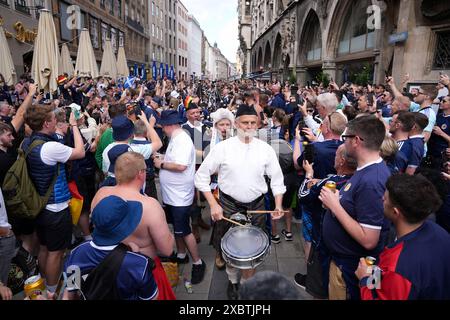 Cornadeurs écossais marchant de Odeonsplatz à Marienplatz, Munich. L'Écosse affrontera l'Allemagne demain dans l'ouverture de l'Euro 2024. Date de la photo : jeudi 13 juin 2024. Banque D'Images