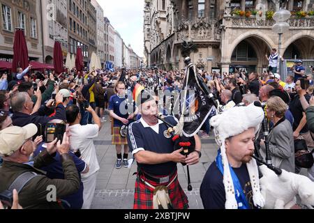 Cornadeurs écossais marchant de Odeonsplatz à Marienplatz, Munich. L'Écosse affrontera l'Allemagne demain dans l'ouverture de l'Euro 2024. Date de la photo : jeudi 13 juin 2024. Banque D'Images