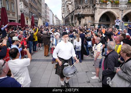 Cornadeurs écossais marchant de Odeonsplatz à Marienplatz, Munich. L'Écosse affrontera l'Allemagne demain dans l'ouverture de l'Euro 2024. Date de la photo : jeudi 13 juin 2024. Banque D'Images